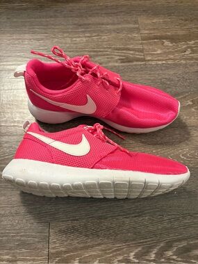 NWOT Nike Roshe One (GS) Hyper Pink/White sneakers. Size 8.5 (youth 7)